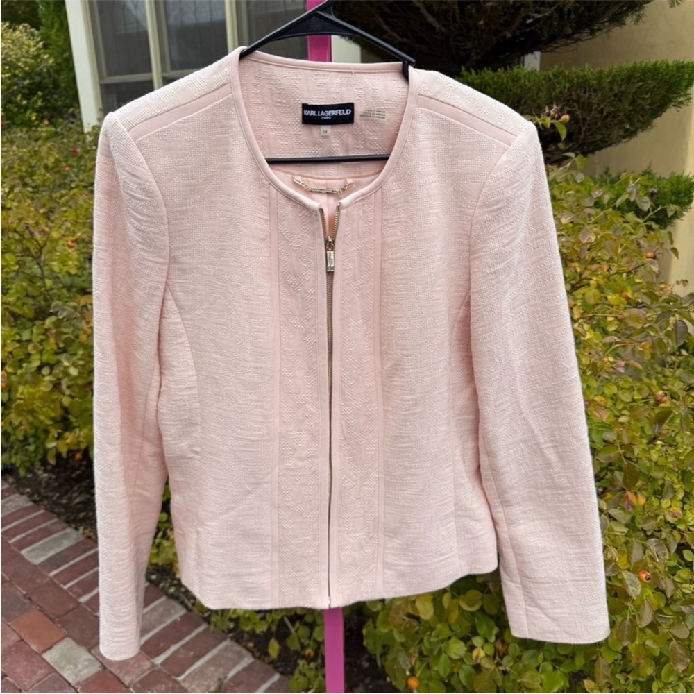 ⛱️Karl Lagerfeld - Blush Pink Vintage Textured Zip Collarless Blazer - 14